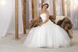 Brautkleider sind, im allgemeinen, sehr aufwendig hergestellte kleider, aus hochwertigen materialien, mit mehreren unterröcken. Brautschon Startseite Facebook