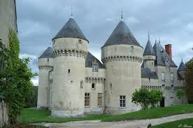 Le Chateau De Rouville Est Situe A Malesherbes Au Nord Du Centre Ville A Proximite De La Route Departementale 132 Castle Chateau Cathedral