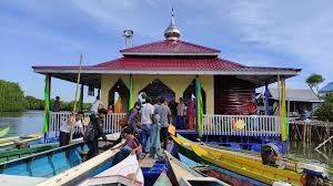 Masjid terapung tanjung bungah) is a floating mosque located in tanjung bungah near george town, penang, malaysia. Warga Pangkep Terkendala Lahan Ymn Bangun Masjid Terapung Di Kampung Buttue Berita Satu
