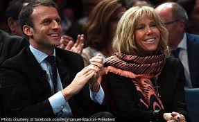 Mimi marchand, c'est l'histoire d'une fille de coiffeurs de vincennes qui est passée de la caisse de garages parisiens à la direction de boîtes de nuit fin des années 80 où elle côtoie truands et flics. Mimi Marchand Macron S Rasputin Is France S Gossip Queen