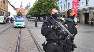 In flensburg wurde ein messerangreifer in einem zug von einer polizistin erschossen. 5xajocrguqb3tm
