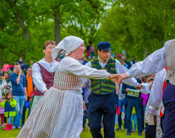 In indien treffen sich menschen bei dämmerung für. Urlaub Mal Anders Mittsommer In Schweden