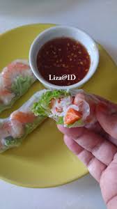 Gỏi cuốn, vietnamese spring roll, fresh spring roll, spring roll, or rice paper roll, is a vietnamese dish traditionally consisting of pork, prawn, vegetables, bún (rice vermicelli), and other ingredients wrapped in vietnamese bánh tráng (commonly known as rice paper or cold roll). Resepi Sos Vietnamese Spring Rolls