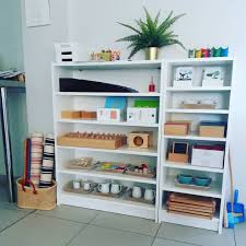 Billy Ikea Avec Des Etageres Supplementaires Tapis Ikea Egalement Tapis Rouge Casa Les Plateaux En B Montessori Devenir Assistante Maternelle Ikea Montessori