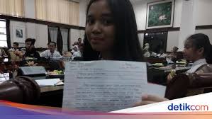 Seperti namanya, surat pribadi adalah jenis surat yang biasanya digunakan untuk urusan pribadi. Surat Untuk Presiden Jokowi Dari Siswi Smp Membuat Risma Berkaca Kaca