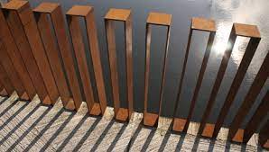 Dekorasi balkon tentu menentukan penampilan dari balkon tersebut. 9 Ide Desain Railing Balkon Dari Kayu Dari Gaya Kolonial Sampai Rustic