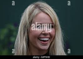 Jennifer Bate, die Freundin von britischer Tennisspieler Marcus Willis, am  dritten Tag der Wimbledon Championships bei den All England Lawn Tennis and  Croquet Club, Wimbledon Stockfotografie