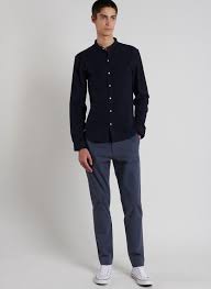 Si il y a bien une chose qui importe dans le port de la chemise col mao, c'est la coupe. Chemise Col Mao Homme Seersucker