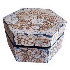 Après un passage dans des colorants alimentaires, elles vous serviront à réaliser une mosaïque de coquilles d'oeufs ! Realiser Une Boite En Mosaique Coquille D Oeuf Idees Conseils Et Tuto Mosaique