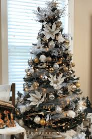 From christmas wreaths and arrangements to door decor and gift wrapping, you are sure to be inspired to use a little gold and silver in your this season!. Simple Silver Gold Christmas Tree Decorations Intelligent Domestications