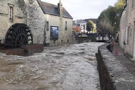 Une inondation est la submersion d'une zone (rapide ou lente) qui peut être provoquée de plusieurs façons, par des pluies importantes en durée et (ou) en intensité. Apres Les Fortes Pluies L Aure En Crue Cause Des Inondations A Bayeux La Renaissance Le Bessin