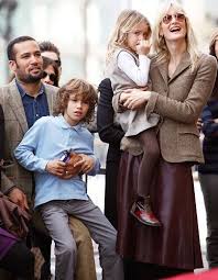 10 de febrero de 1967), conocida como laura dern, es una actriz estadounidense ganadora del premio óscar.ha trabajado en películas como máscara (1985), terciopelo azul (1986), fat man and little boy (1989), wild at heart (1990), rambling rose (1991), parque jurásico (1993), un mundo perfecto (1993), cielo de octubre (1999), i am sam (2001), ya no somos. Rock Roll Dads Hollywood Walk Of Fame Ben Harper Celebrity Families