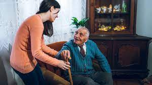Die 24 stunden pflege ist günstiger als ein platz im pflegeheim und ermöglicht es, im eigenen zuhause alt zu werden. Pflege Zu Hause Diese Moglichkeiten Gibt Es Gesund Bund De