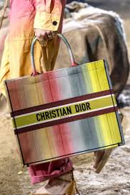 Die 30 montaigne linie mit klassischen styles, die die legendären designcodes der maison widerspiegeln, erinnert an die historisch bedeutsame adresse. Christian Dior Das Leben Und Die Geschichte Eines Couturiers Saclab
