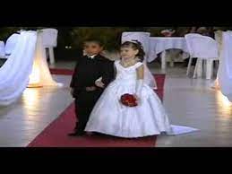 O Noivinho E A Noivinha Youtube Entram as criancas que preparam o caminho da noiva com petalas e as que levam as aliancas de casamento e, por fim. o noivinho e a noivinha