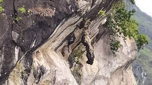 Sang batu ingin ikut terbang ke langit, tetapi dilarang oleh nabi, sehingga berhenti dalam posisi melayang hingga sekarang. Legenda Batu Gantung Danau Toba Youtube