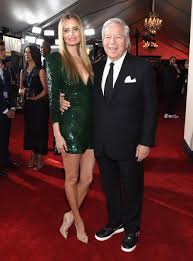 Die schönsten romane bei amazon.de. The Boston Globe On Twitter Patriots Owner Robert Kraft Girlfriend Ricki Lander Attend Grammys Https T Co D2ifs5upm5 Https T Co 0pvcxqa7vf