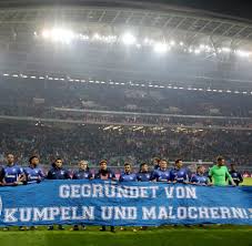 Der fc schalke 04 unterliegt rb leipzig. Schalke 04 Mannschaft Provoziert Mit Transparent Rb Leipzig Welt
