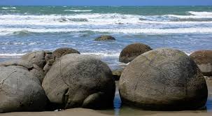 I live in moeraki, you cannot lift a fully formed boulder, you would need mechanical equipment. Moeraki Boulders Scenic Reserve Sudinsel Neuseeland