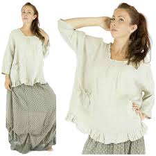 Originale par son encolure et ses poignets travaillés de dentelle. Longue Jupe Longue Jupe Grise Jupe Grise Ensemble Shabby Chic Tenue Shabby Chic Tenue Boheme Tunique Blanche Blanc Ecru C Bohemian Dress Fashion Women