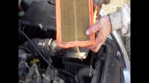 Als richtwert gilt, dass der luftfilter etwa alle 40.000 bis 60.000 kilometer erneuert bzw. Wechseln Ersetzen Sie Den Luftfilter Alle Schritte Im Detail Youtube