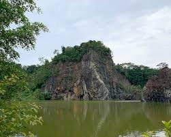 Dairy farm nature park is a park in singapore and has an elevation of 71 metres. Hiking Quarries In Singapore Bukit Batok The Occasional Traveller