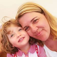 Wir, das sind Tabea Berger, Judith Sattler und Kathrin Schrott, haben  diesen Verein gegründet, um bedürftigen Tieren ehrenamtlich zu helfen.  Tabea und Judith beherbergen und versorgen viele Tiere, die bei Ihnen ein