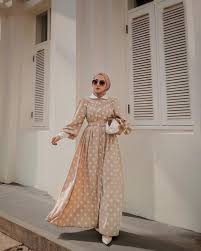 Muslimah juga bisa tampak simpel dan stylish dengan paduan baju muslim serta celana flare. Tren 2021 6 Model Dress Cantik Untuk Hijabers Kondangan