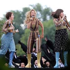 Ci risiamo va in onda in prima visione tv su canale5 nella prima serata di venerdì 18 giugno 2021 alle 21:15 circa. Mamma Mia Ci Risiamo La Clip Di When I Kissed The Teacher Amica