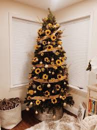 Arbol Navideno Con Decoracion Amarilla De Girasoles Decoracion Arbol De Navidad Decoracion De Arboles Pinos De Navidad Decorados