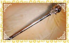 Mahkota adalah alat kebesaran diraja yang dipakai oleh sultan semasa menjalani istiadat berpuspa yang dipakaikan di kepala sultan oleh pengiran bendahara tongkat ajai adalah alat kebesaran diraja yang berbentuk tangan diperbuat daripada emas untuk menjadi penyambut ajai (dagu) sultan. Cogan Alam Portal Rasmi Kerajaan Negeri Kedah Darul Aman