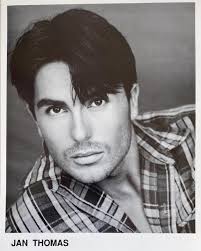 LA 1992🥳 Jeg fant, jeg fant! Disse bildene var tatt på Universal Studio  backlot. Benedikte og jeg lekte oss en hel dag mens turister kjørte forbi i  bussene sine og vinket. Snakk