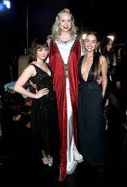 Emilia clarke height is typical of petite women, but she somehow always look much taller than she actually is. E News On Twitter Maisie Williams Game Of Thrones Cast Emilia Clarke