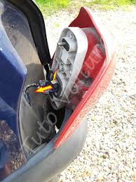 Feu arriere principal gauche (feux) renault twingo i phase 2. Ampoule Et Bloc Feux Arriere D Une Renault Twingo Comment Les Changer Tuto Voiture