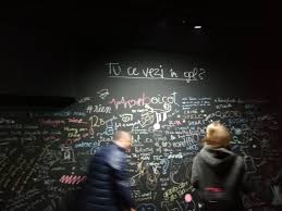 Pandemia care a închis şi galeriile de artă este principala temă abordată. Noaptea AlbÄƒ A Galeriilor De ArtÄƒ 2018 Arta La Bloc Si Artisti In Calitate De Gazde Galerie Foto