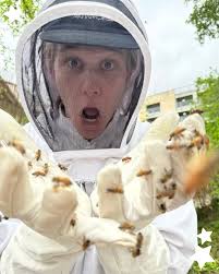 ANOTHER HIVE CHECK FOR THE BOOKS ‼️ Our bees are still adjusting to being  back