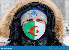 демонстранты демонстрируют свою неизменную поддержку движения "Хирак" в  годовщину "Итскво", маршируя в консульство Алжира Редакционное Стоковое  Изображение