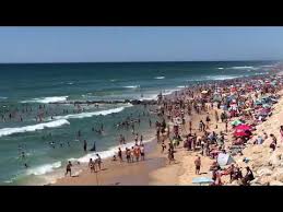 Lacanau dispose de 15 kilomètres de plages de sable fin, avec un front de mer aménagé et des plages à la baignade surveillée,qui rendent l'océan attractif. Lacanau Covid 19 Trop De Monde Sur La Plage Centrale Youtube