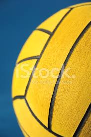 Compagno che cerca di smarcarsi o che lo riceva quando questi effettua un dribbling. Pallone Pallanuoto Fotografie Stock Freeimages Com