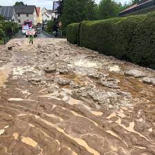 Tatsächlich sorgten gewitter und starkregen am freitag in teilen von thüringen für überflutete straßen und voll gelaufende keller. Wetter In Deutschland Unwetter Bringt Chaos Und Grosse Schaden Wetter