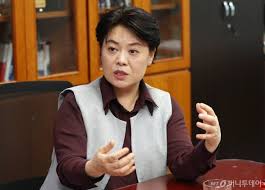 윤 의원은 이날 경향신문과의 통화에서 조만간 결단해서 의지를 밝힐 것이라며 (대선 출마를) 유력하게 검토하고 있다고 말했다. ìœ¤í¬ìˆ™ì˜ ê²½ê³  í˜„ëŒ€íŒ ê³ ë ¤ìž¥ ì‹œëŒ€ê°€ ì˜¨ë‹¤ ë¨¸ë‹ˆíˆ¬ë°ì´