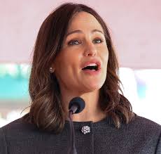 Jennifer Garner revive personagem Jenna Rink de De repente 30 em fantasia  de Halloween