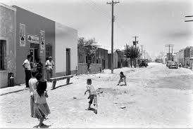 Cuando la totalidad de la vida de los niños se desarrolla autónomamente y de forma ajena al cuidado de los adultos, se habla de niños de la calle. Ninos Jugando En La Calle 1960 S Imagenes De Monterrey Monterrey Nuevo Leon Mexico Ninos Jugando