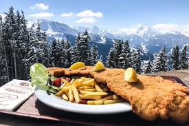 De oostenrijkse cuisine staat niet bepaald bekend om zijn mooie gerechten, echter zijn deze gerechten na de wienerschnitzel is dit misschien wel het bekendste oostenrijkse gerecht voor. Top 10 Lekkerste Oostenrijkse Wintersportgerechten