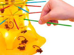 Sólo se debe lanzar el dado y tratar de sacar un palito del color elegido por el dado sin que se caiga ningún mono. Ripley Juego Mattel Monos Locos