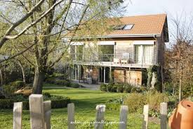 Holzfassade Wooden House Larchenschalung Hanglage Gartengestaltung Tierschutzhund Kugelahorn Acer Platanoides Globossum Buchse Holzhaus Holzfassade Haus