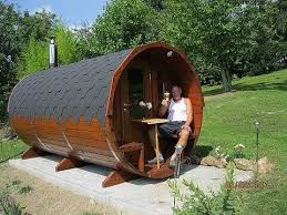 Ein Saunafass Wird Aufgebaut Fotostory Und Interview In 2020 Saunafass Diy Sauna Fasssauna