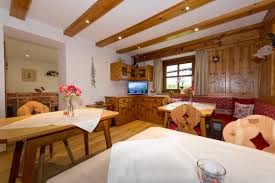 Featuring free wifi throughout the property, haus tirol ehrwald is set 3 km from bahnorama anno 1926. Haus Spielmann Ferienwohnungen Zimmer Ehrwald Zugspitze Tirol Home