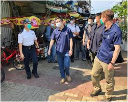 鄧炳強, born 4 july 1965 with family roots in dongguan, guangdong) is the current commissioner of police of the hong kong police force since 19 november 2019. é„§ç‚³å¼·è¦–å¯Ÿé•·æ´²èˆ‡å¸‚æ°'æ¡æ‰‹é€—ç•™1å°æ™‚ä¹˜æ°´è­¦è¼ªé›¢é–‹ é ­æ¢æ—¥å ±