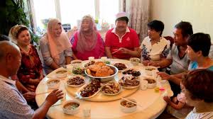 These are made by rolling out very thin sheets of dough and filling them. The Flavor Of Eid Al Fitr In Xinjiang Youtube